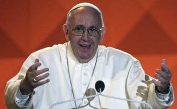 Опрос: папа римский популярнее любого мирового лидера