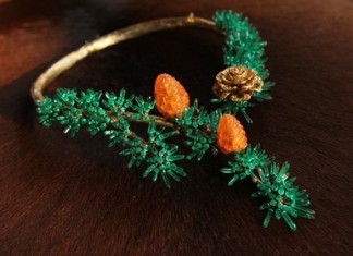 Ювелир Алессио Боски сделал колье в честь кедровой шишки Алессио Боски