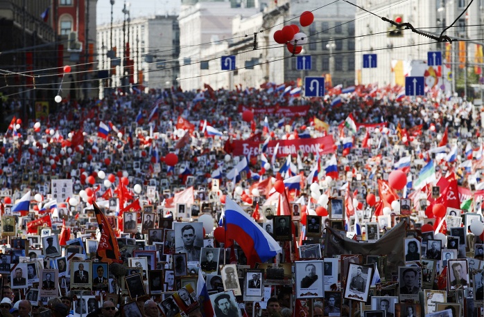 Участники акции памяти "Бессмертный полк" во время шествия в День Победы, Москва, 9 мая