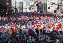 “Бессмертный полк” в День Победы Участники акции памяти "Бессмертный полк" во время шествия в День Победы, Москва, 9 мая