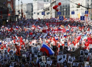 “Бессмертный полк” в День Победы Участники акции памяти "Бессмертный полк" во время шествия в День Победы, Москва, 9 мая