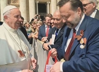 Папа Римский принял в подарок георгиевскую ленточку Фото: П.С. Дорохина