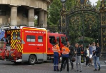 Один человек погиб и десятки пострадали от ударов молнии в Европе арк Монсо, где от удара молнии пострадали 11 человек