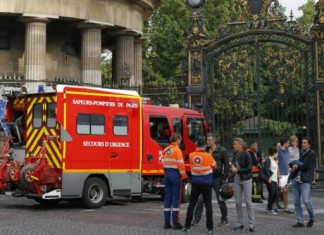 Один человек погиб и десятки пострадали от ударов молнии в Европе арк Монсо, где от удара молнии пострадали 11 человек