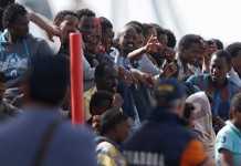 В Италии задержаны организаторы перевозки мигрантов в Средиземноморье Спасенные мигранты