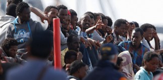 В Италии задержаны организаторы перевозки мигрантов в Средиземноморье Спасенные мигранты