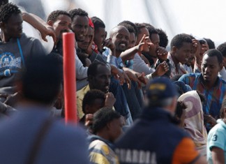 В Италии задержаны организаторы перевозки мигрантов в Средиземноморье Спасенные мигранты