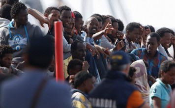 В Италии задержаны организаторы перевозки мигрантов в Средиземноморье Спасенные мигранты