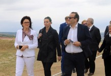 Итальянские парламентарии посетили Крым Сенатор Паола Де Пин, член палаты депутатов Никола Чирачи (слева направо на первом плане) и сенатор Ивана Симеони (справа) во время посещения Итальянского (Сардинского) воинского кладбища на вершине горы Гасфорт