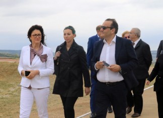 Итальянские парламентарии посетили Крым Сенатор Паола Де Пин, член палаты депутатов Никола Чирачи (слева направо на первом плане) и сенатор Ивана Симеони (справа) во время посещения Итальянского (Сардинского) воинского кладбища на вершине горы Гасфорт