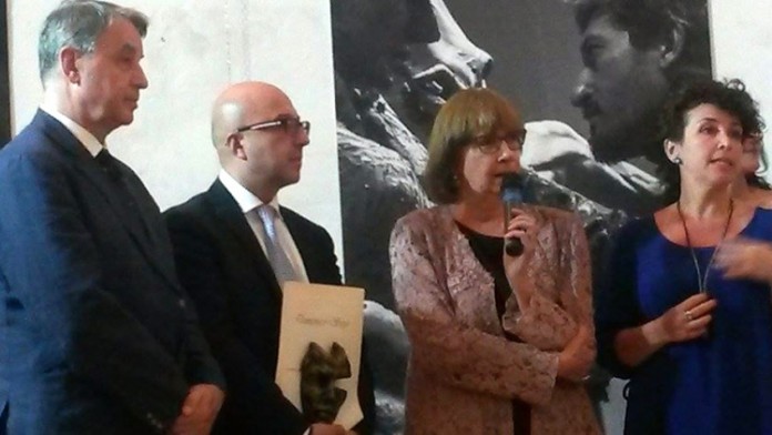 Лауреаты премии Наталия Иванова (в центре) и Лилия Виноградова