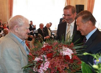 Писателю Даниилу Гранину вручена премия имени доктора Гааза Писателю Даниилу Гранину вручена премия имени доктора Гааза