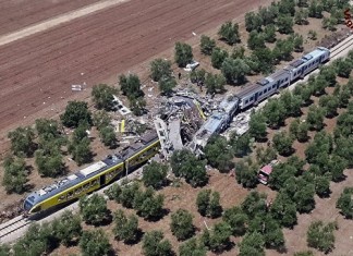 На юге Италии столкнулись два поезда, есть жертвы На юге Италии столкнулись два поезда