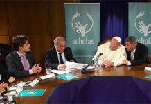 Видеоблогер подарил Папе Римскому компьютерную игру идеоблогер подарил Папе Римскому компьютерную игру