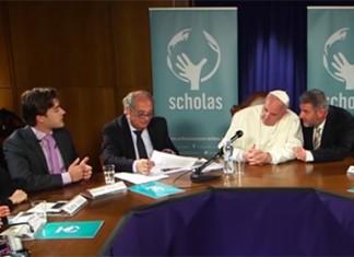 Видеоблогер подарил Папе Римскому компьютерную игру идеоблогер подарил Папе Римскому компьютерную игру