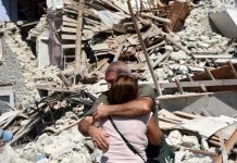 Fiori e amatriciana, la Russia vicina ai terremotati L'abbraccio della disperazione davanti alle macerie del terremoto. Fonte: EPA