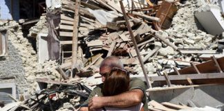 L'abbraccio della disperazione davanti alle macerie del terremoto. Fonte: EPA