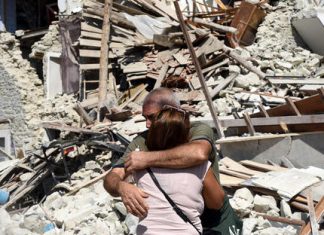 Fiori e amatriciana, la Russia vicina ai terremotati L'abbraccio della disperazione davanti alle macerie del terremoto. Fonte: EPA