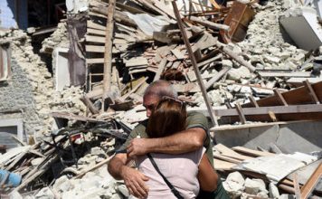 Италия подала в суд на Charlie Hebdo L'abbraccio della disperazione davanti alle macerie del terremoto. Fonte: EPA