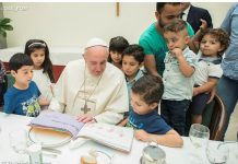 Папа Римский Франциск пообедал с сирийскими беженцами papa francesco