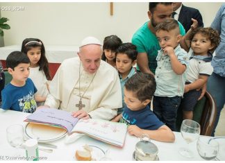 Папа Римский Франциск пообедал с сирийскими беженцами papa francesco