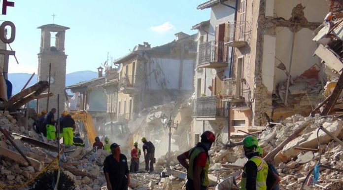 Число жертв землетрясения в Италии достигло 267 человек Terremoto