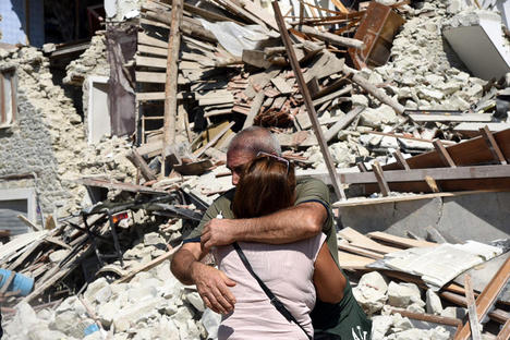 L'abbraccio della disperazione davanti alle macerie del terremoto. Fonte: EPA