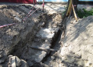 Археологи нашли в Азове стену венецианского замка 14 века азов