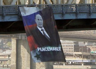 В Нью-Йорке вывесили баннер с портретом Путина и подписью «миротворец» баннер с Путиным