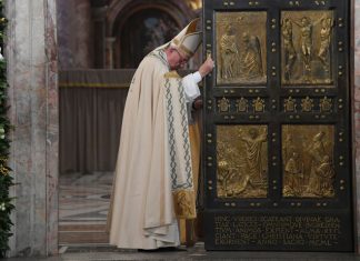 Папа Франциск закрыл в Ватикане Юбилейный год милосердия папа римский закрыл святые врата в ватикане