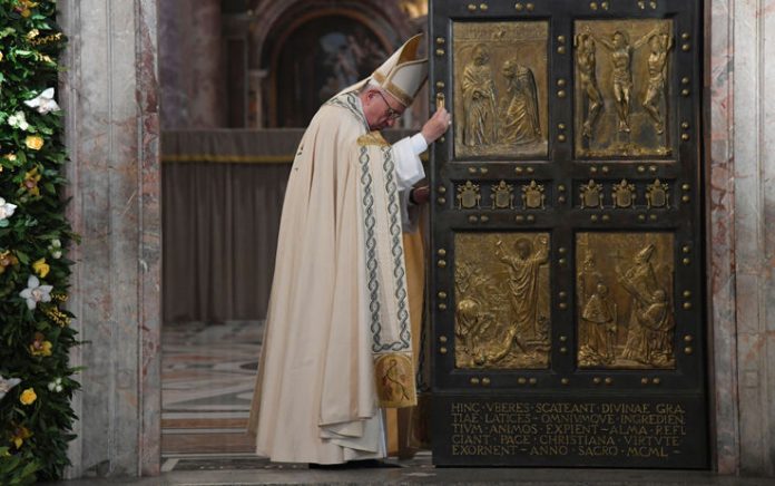 папа римский закрыл святые врата в ватикане
