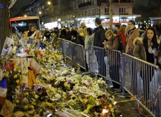 Во Франции вспоминают жертв терактов в Париже годовщина террактов