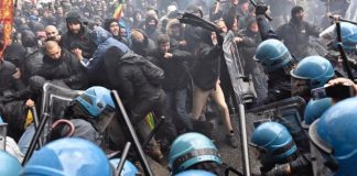 Италия: противники конституционного референдума подрались с полицией протесты