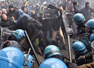 Италия: противники конституционного референдума подрались с полицией протесты