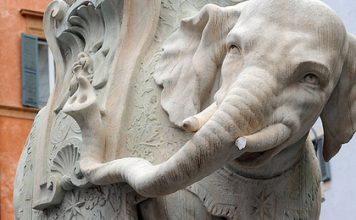 Неизвестные повредили один из главных символов Рима слон