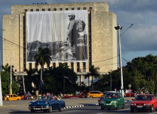 Фотографии Фиделя Кастро появились на фасадах зданий Гаваны фидель кастро