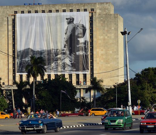 Фотографии Фиделя Кастро появились на фасадах зданий Гаваны фидель кастро