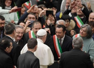 Папа Римский встретился с пострадавшими от землетрясений итальянцами папа римский