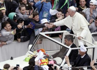 Папа Римский отказался от бронированного папамобиля папа римский