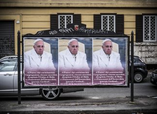 Полиция Рима разыскивает авторов манифестов с критикой Папы Римского против папаы