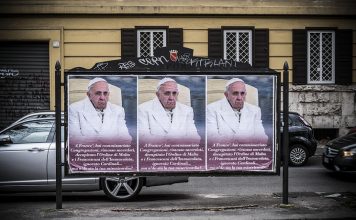 Полиция Рима разыскивает авторов манифестов с критикой Папы Римского против папаы