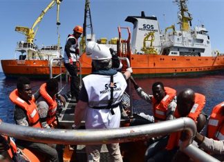 Такси в Европу: волонтеры поставили доставку беженцев в ЕС на поток судно