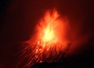 При извержении Этны пострадала съемочная группа BBC Этна