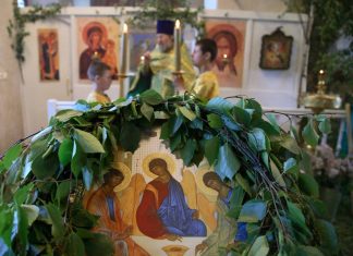 Православные христиане отмечают день святой Троицы
