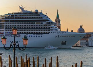 Венеция готовится к первому туристическому сезону по квотам