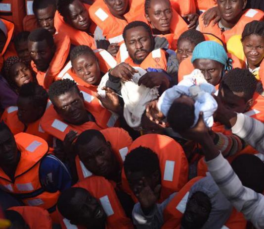 Вице-премьер Италии призвал ЕС создать центры по приему мигрантов в Африке