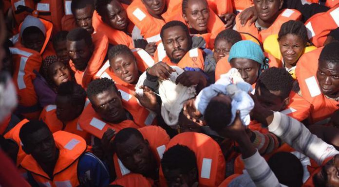 Вице-премьер Италии призвал ЕС создать центры по приему мигрантов в Африке