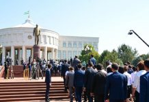 В Узбекистане открыли первый памятник Исламу Каримову