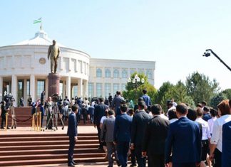 В Узбекистане открыли первый памятник Исламу Каримову