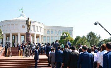 В Узбекистане открыли первый памятник Исламу Каримову